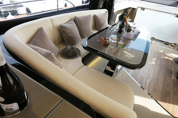 レクサスLY650（キャビン）