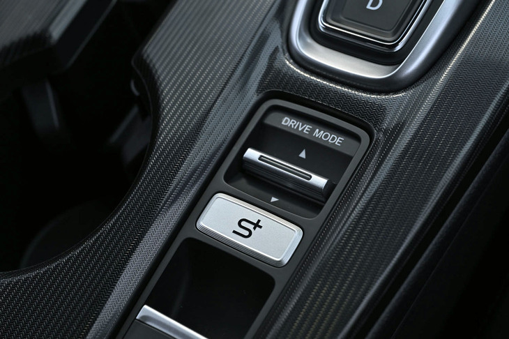 ドライブモードセレクターの後方に「ホンダS＋シフト」スイッチを配置。「プレリュード」の同スイッチは丸型だったが、「シビック」では長方形にデザインされている。