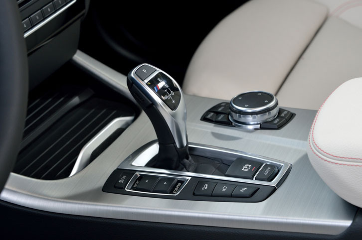 トランスミッションは8段ATのみ。専用チューニングにより、スポーティーなシフト特性が与えられている。