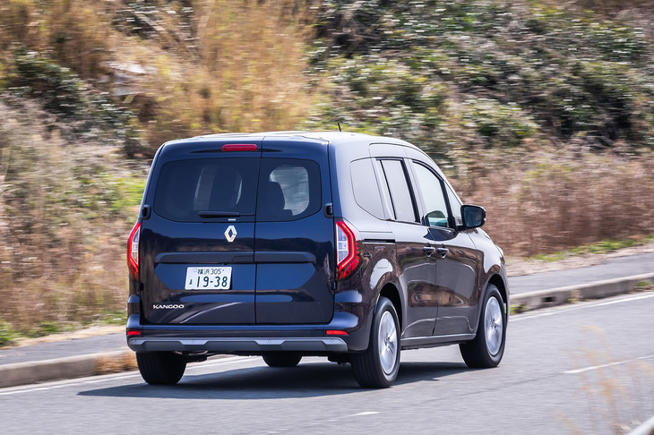 フロントサスペンションはマクファーソン式、リアサスペンションはトーションビーム式。乗り心地がマイルドで、路面の荒れを軽やかにいなしていく洗練された走りが新型「カングー」のセリングポイントだ。