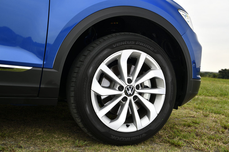今回の試乗車両は標準装備となる17インチサイズの10本スポークデザインホイールに、215/55R17サイズの「ハンコック・ヴェンタス プライム3」タイヤが組み合わされていた。