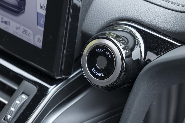 トヨタ車では初採用の指紋認証式スタートスイッチ。駐車時に車内に侵入されたり車両が持ち上げられたりした場合のアラームも備えている。