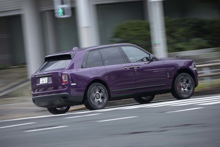 動力性能は0-100km/h加速のタイムが5.2秒、最高速は250km/h（リミッター作動）と公表されている。