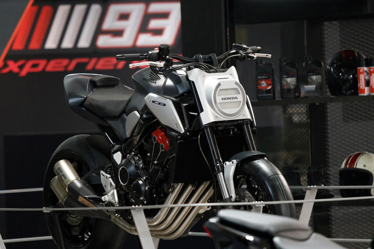 2018年のパリモーターショーで発表された「NEO SPORT CAFE CONCEPT（ネオスポーツカフェコンセプト）」も、EICMAのホンダブースに展示されていた。ドイツのINTERMOTより若干早く開催されるパリモーターショー。かつては二輪界においても存在感を示していたが、近年の二輪メーカーはパリに重きを置いてこなかった。しかし、パリショーは二輪における存在感を取り戻すべく、最近になって活発な誘致活動を再開しているという。