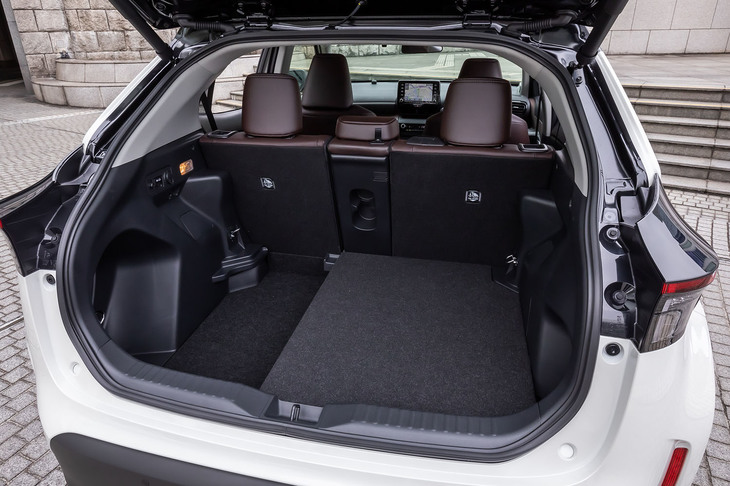 FF車は、荷室床面の高さを分割し2段階で調整できる「6：4分割アジャスタブルデッキボード」を標準装備。写真は左側の床面を外した様子。