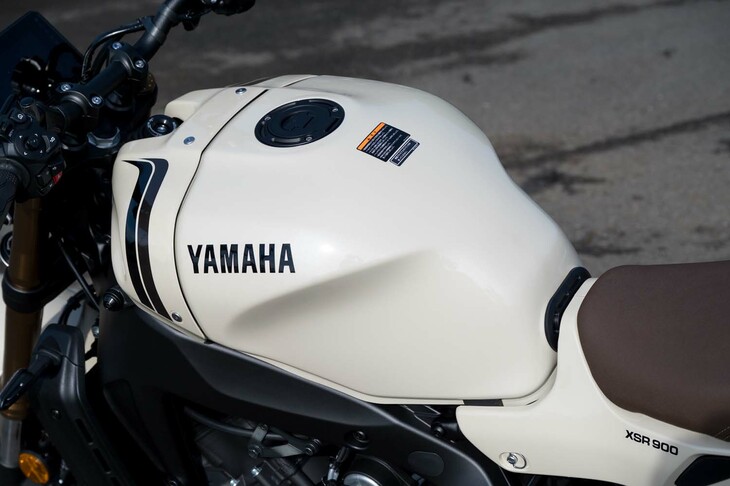 ヤマハおよびGKダイナミクスのデザイナーいわく、「セラミックアイボリー」の車体色とブラウンのシートの組み合わせは、既存のバイクとは異なり「くつろぎ」や「カジュアルさ」を志向したものとのことだ。