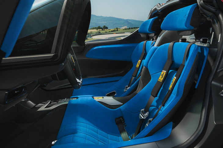 スポーツプロトタイプレーシングマシンなどと同じく、固定式となるシートの採用が特徴。