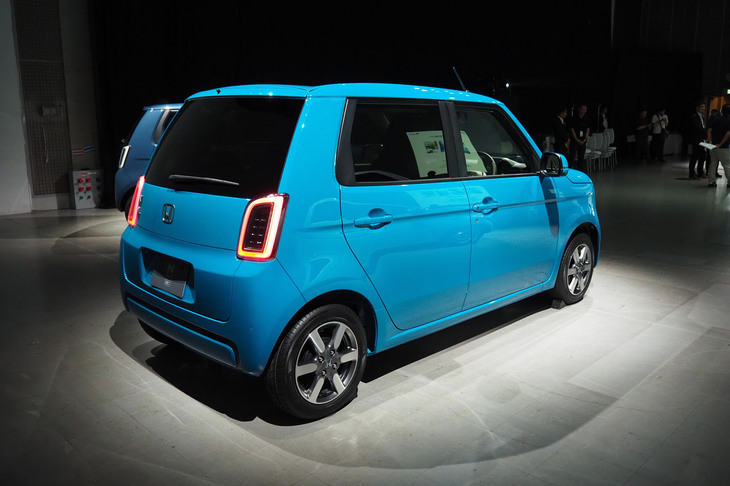 新色の「チアフルグリーン」をまとった「N-ONE e：」。リアウィンドウを含めたテールゲートやリアバンパーも、同車の専用デザインとなる。