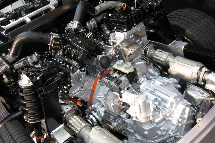 リアのエンジンルームには3.5リッターV6ツインターボエンジンとダイレクトドライブモーター、9段デュアルクラッチATが搭載される。