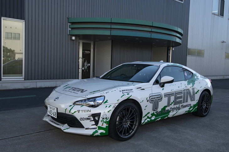 今回、横浜とその周辺でテストドライブを敢行した、TEIN EnduraPro PLUSを装着した「トヨタ86」。