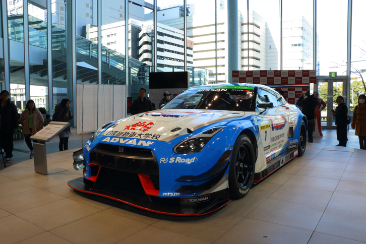 2016年、スーパー耐久のST-Xクラスに参戦していたスリーボンド日産自動車大学校GT-R（24号車）。近藤真彦監督率いるKONDO Racing のマシンで、発表会当日のみ特別に展示された。