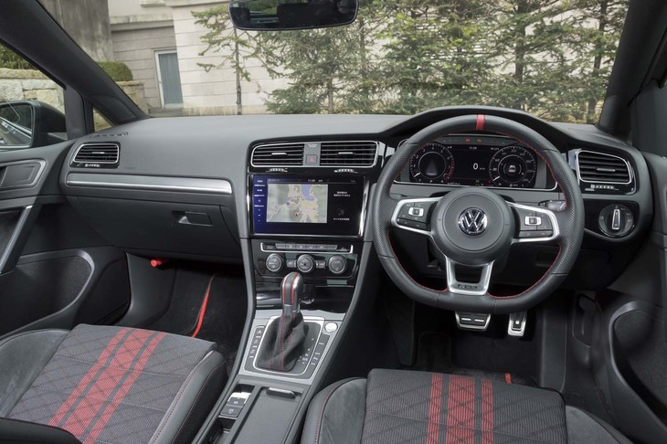 ダッシュボードの基本デザインは他の「GTI」シリーズと同じ。ステアリングホイールの12時の位置に赤のセンターマークが加えられている。