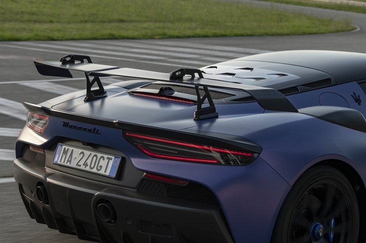 リアには「GT2」を思わせるカーボン製の大型スポイラーが備わる。空力の設定は手動にて変更可能。