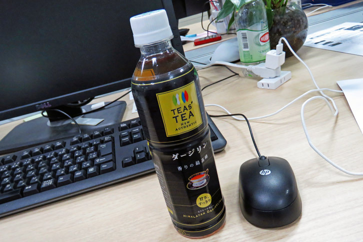 450mlの伊藤園の紅茶。「バイパー」で荻窪から新宿まで走ると、このペットボトル3本分のハイオクガソリンが消えてなくなる。
