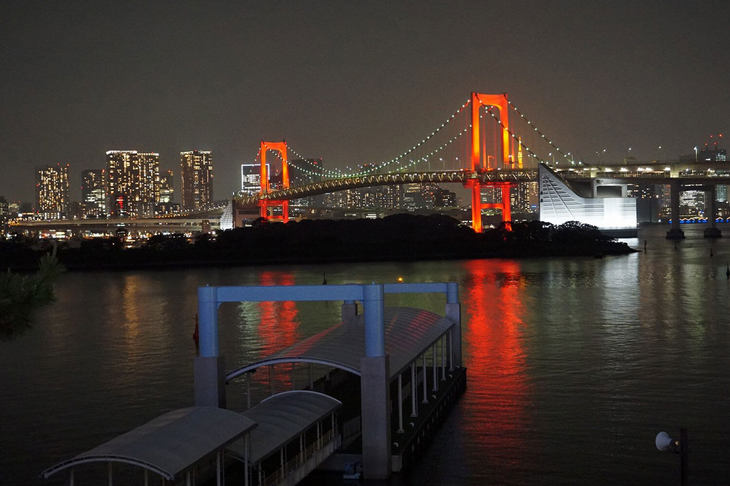 東京アラートが発動され、レインボーブリッジは、警戒を呼びかける赤色にライトアップされた。