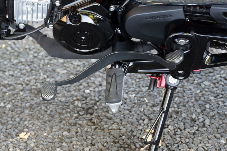 変速機は自動遠心クラッチを用いた4段セミAT。フットレバーはシーソー式で、前を踏めばシフトアップ、後ろを踏めば（もしくはつま先で前のレバーを跳ね上げれば）シフトダウンする。