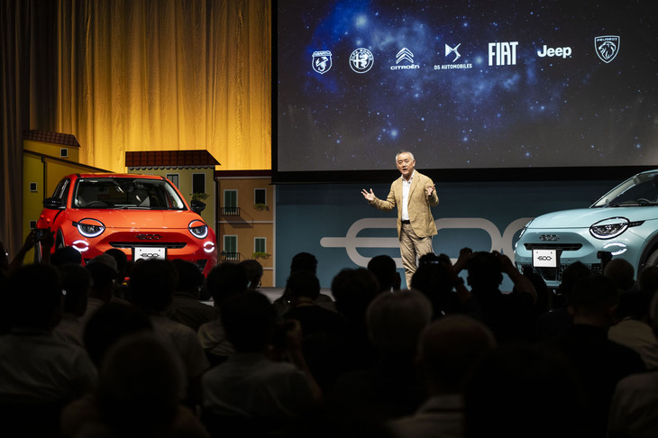「フィアット600e」の発表イベントで車両を紹介したステランティス ジャパン代表取締役社長の打越 晋氏。