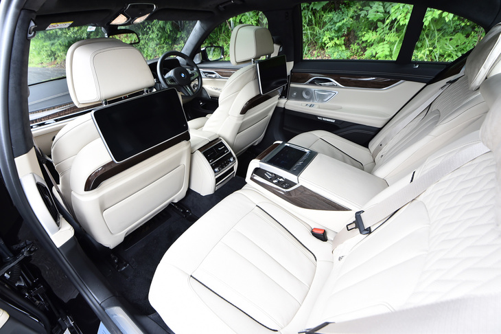 テスト車にはリアシートのベンチレーションやヒーティング、バックレストやクッションなどの電動調整、リアシートエンターテインメントエクスペリエンスなどからなる「リアコンフォートパッケージ」がオプション装備されていた。