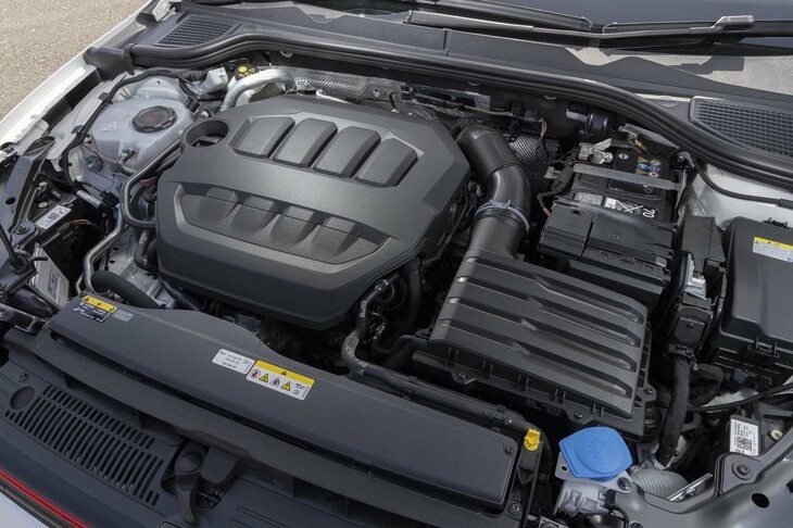 2リッター直4直噴ターボエンジンのアウトプットは、最高出力は発生回転数をやや高回転域に絞り（5000-6500rpm→5250-6500rpm）、ピーク値を従来比＋20PSの265PSに向上。トルクについては、従来型より200rpm高い4500rpmまでピークトルクを発生し続けるようになった。