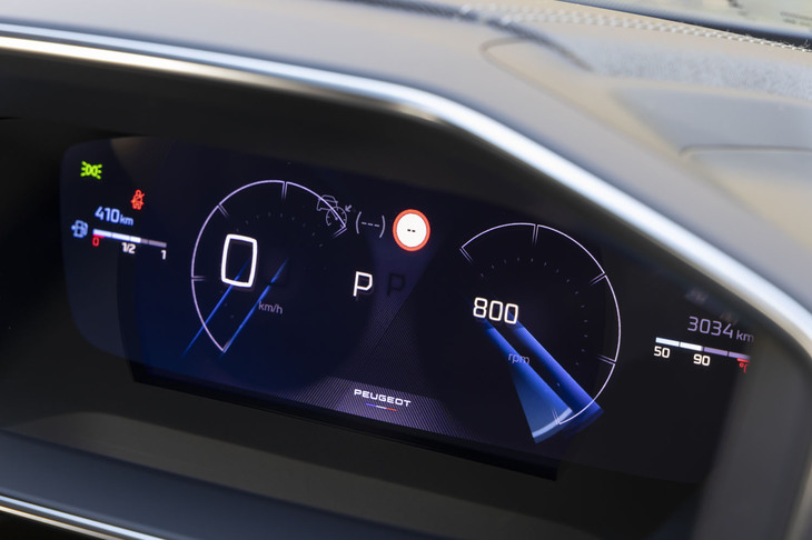 メーターパネルは3D表示式。プジョー独自のドライビングポジションも相まって、未来感のあるコックピットだ。
