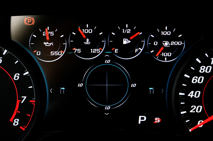 こちらはGセンサーの表示画面。クーペに設定されるV8モデル「SS」には、ローンチコントロールも用意される。