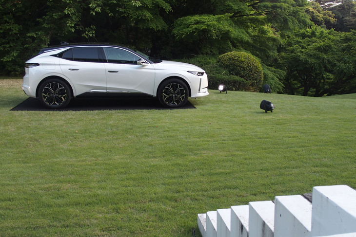 DS 4リヴォリPureTech（サイドビュー）