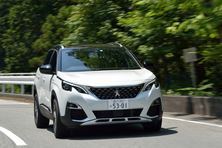 ステア特性はニュートラルで、旋回中心がドライバーに近い感覚だ。前輪が外にはらむ気配はなく、かといって後輪が横に滑り出す感覚もない。4輪がきちんと役目を果たしているこの感覚こそがプジョーの真骨頂である。