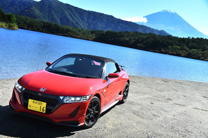 ボディーカラーには「プレミアムスターホワイト・パール」「プレミアムミスティックナイト・パール」「フレームレッド」の3色が用意されていた。