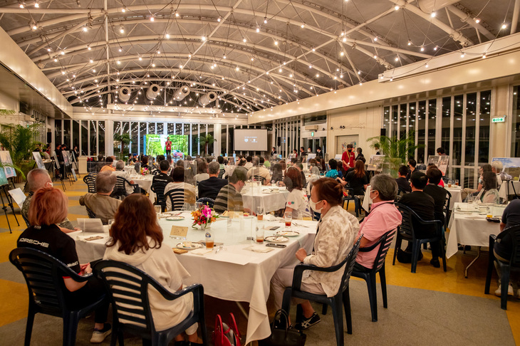 東京プリンスホテルのビアレストランにて行われた修了式。完走の証しとなる修了証とさまざまな賞が参加者に贈られた。