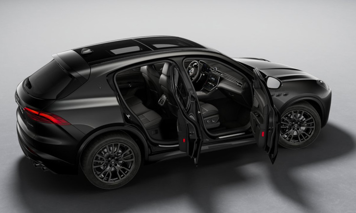 インテリアカラーは「ネロ（グリージョ ステッチ）」。内外装が“漆黒”で統一される。