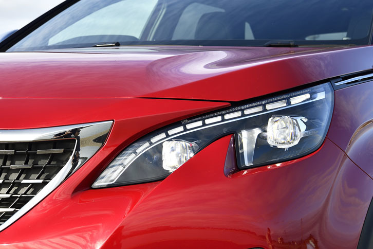 「GT BlueHDi」ではフルLEDヘッドライトが標準で備わる。