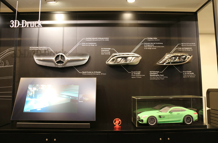ダイムラーの技術展示から。同社は四半世紀以上前から3Dプリンティングを試作品開発に採り入れてきた。今日では、年間10万点のプロトタイプ用パーツを製作する世界屈指の“3Dプリンティングメーカー”となっている。
