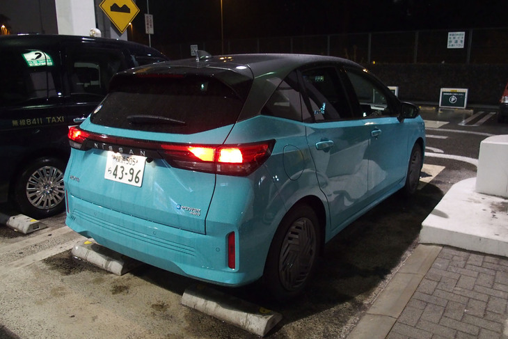 リアバンパーに、インテリアと同じく水引をモチーフとしたアシンメトリーな模様を配置。リアバンパーに埋め込まれるリフレクターが横型から縦型に変更されたのも一部改良モデルの特徴だ。