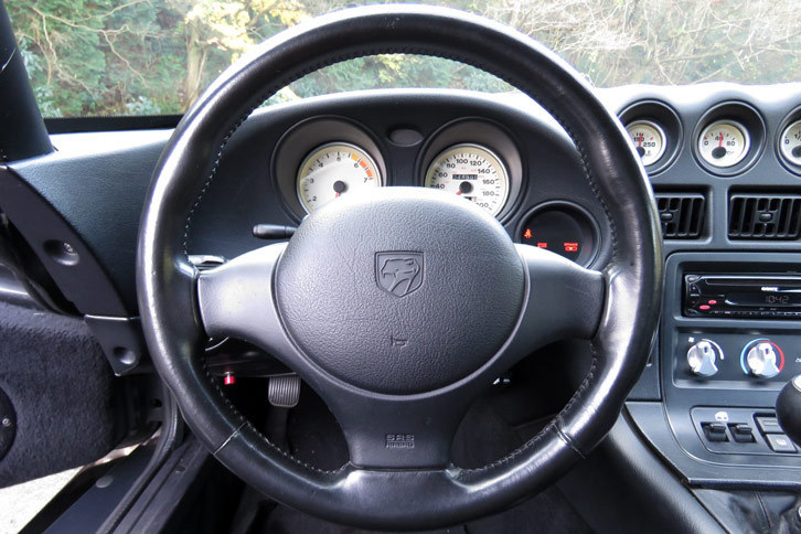 なんともやわらかいデザインが時代を感じさせる、「バイパー」のステアリングホイール。キツいキックバックなどはないのだが、路面の凹凸や傾斜に進路を持っていかれやすいクルマではある。