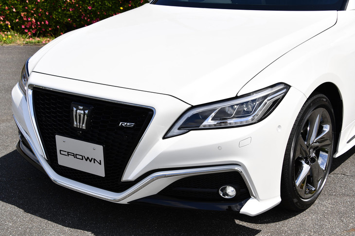 永福氏いわく「鼻が溶けて垂れてしまったように見える」というRS系のグレードのフロントマスク。明照寺氏も「グリルやランプを受け止めきれていない」とのこと。（写真＝田村 弥）