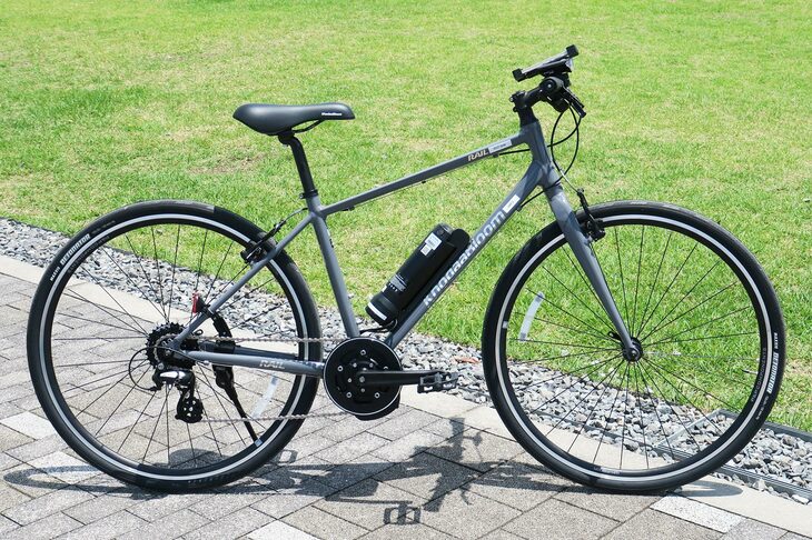 「RAIL ACTIVE-e」はコーダーブルームの「RAIL ACTIVE」に「スマチャリ」を装備したもの。電動アシスト自転車化に伴い、クランク側の2段変速機能は省略されたが、駆動輪側の8段のギアはそのまま残されている。