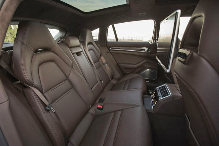 定員3人のリアシート。ただし、中央席は小ぶりで、その前方にはセンターコンソールが張り出している。独立式の2人掛けシートもオプション設定される。