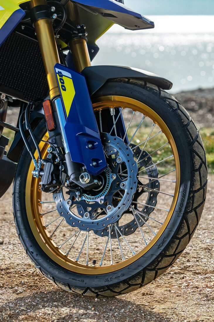 タイヤサイズは前が90/90-21、後ろが150/70R17。タイヤの銘柄は「ダンロップ・トレイルマックス ミックスツアー」だが、グラベルでの性能を高めるべく、内部構造だけでなくトレッドパターンも専用設計となっている。