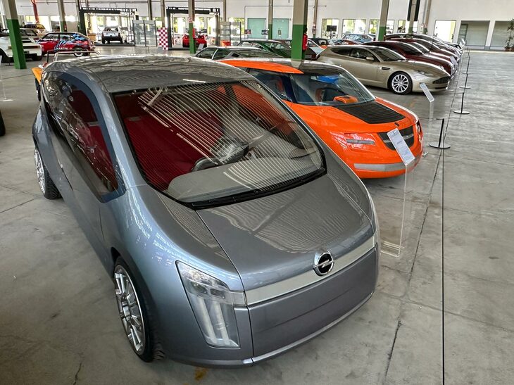 「オペル・フィーロ」2001年コンセプト。ミニMPVの「オペル・ザフィーラ」をもとに、ノキア、ボーズ、ブレンボそしてSKFの各社と協業し、ドライブ・バイ・ワイヤ技術の搭載を模索した。Filoとはイタリア語で線＝ワイヤを意味する。