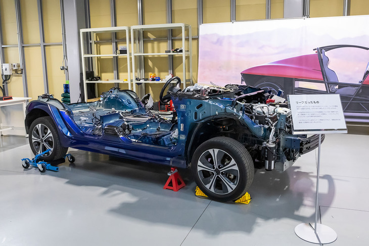 チューリングの自社工場1階に置かれた研究用の「日産リーフ」だったもの。見事なまでにボディーがはがされている。開発中のEV用シャシーに、リーフの電装パーツを流用し搭載するという。