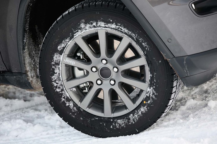 「グランドチェロキー トレイルホーク」専用の18インチアルミホイール。タイヤはグッドイヤーの「グッドイヤー・アイスナビSUV」が組み合わされていた。
