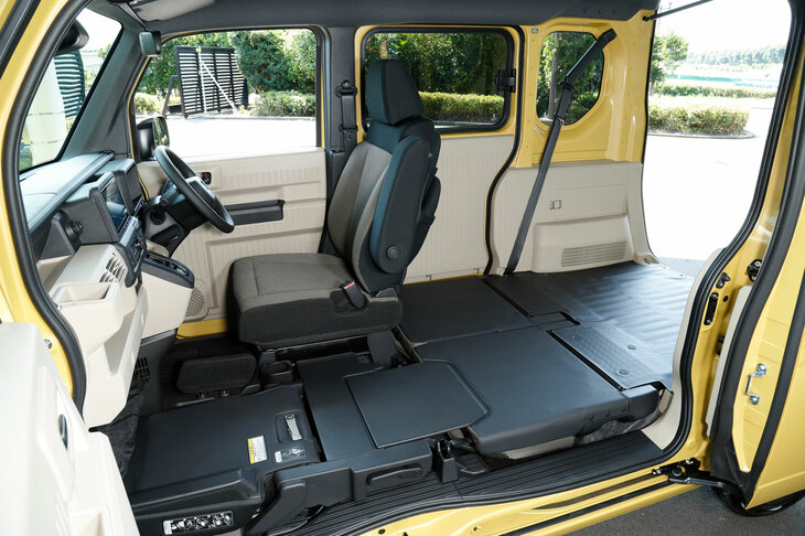 4人乗車仕様でも、運転席を除く3座は、ご覧のとおりフラットに格納が可能。ピラーレスドアによる幅1580mmの大開口も自慢だ。