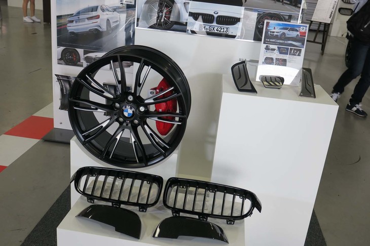 BMWの純正アクセサリーパーツ展示エリア。パーツ単体のほかに、車種ごとの装着例として実車も展示されていた。パーツを組み込むことによって自分だけの1台を作れるため、終日オーナーとおぼしき見学者が絶えず、注目度は高いと感じた。中にはスタッフに、パーツの納期を確認するBMWオーナーもいた。