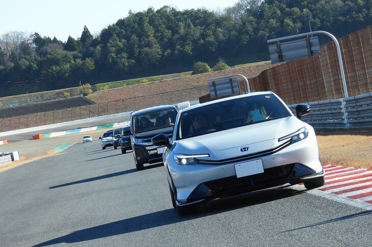 第2コーナーから第3コーナーまでのストレートを駆ける車列。こうして見ると、ホンダ車以外の車種での参加も、けっこう多い。