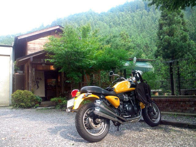 奥多摩ツーリングでよく立ち寄るパン屋さん「たなごころ」。天然酵母のパンはその場でいただくこともできます。うーん、ステキ。