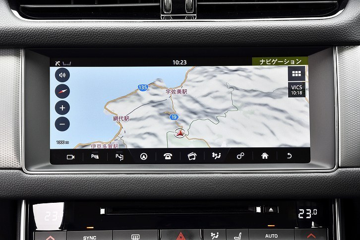 インパネの中央にあるタッチパネル式液晶ワイドスクリーン（10.2インチ）。タップのほか、スマホのようにスワイプ（掃くように動かす）などの操作に対応している。