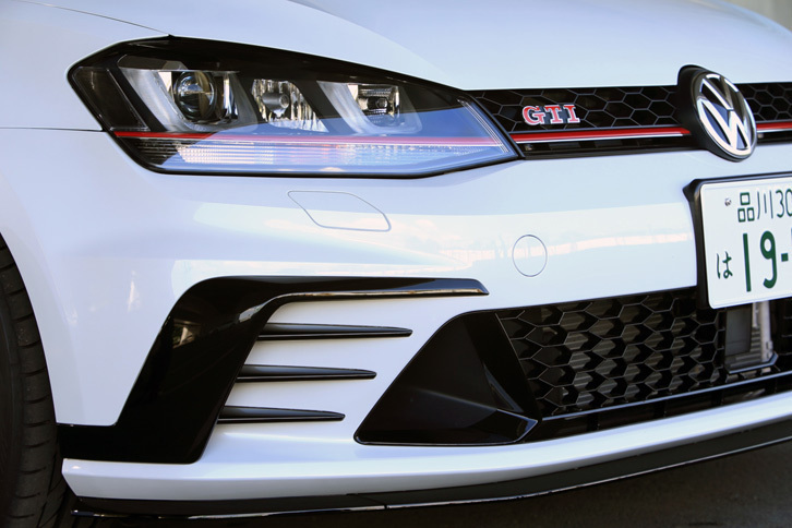 外装には、空力性能を高めるため、専用意匠の前後バンパーやリアスポイラーなどが装備されている。