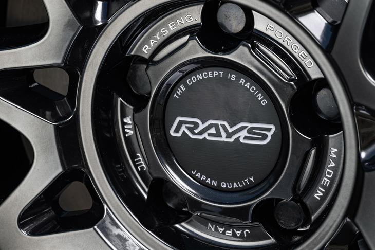 ブランドロゴのほか「JAPAN QUALITY」「MADE IN JAPAN」などのワードが並ぶ、レイズのホイールのセンター。高品質への自信が伝わってくる。