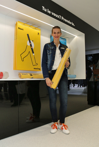 フォルクスワーゲン・グループの傘下にあるスペインの自動車メーカー、セアトのブースで。フレームに入れて飾りたくなるほどおしゃれなポスターを配布していたが、なにしろかさばって持ち帰れないのが残念。