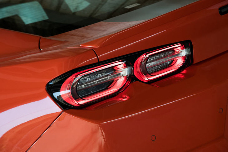 リアまわりでは、新デザインのバンパーと、LED化されたリアコンビランプがマイナーチェンジモデルの特徴。とくにリアコンビランプは、「カマロ」伝統の“デュアルエレメントデザイン”を採用している。